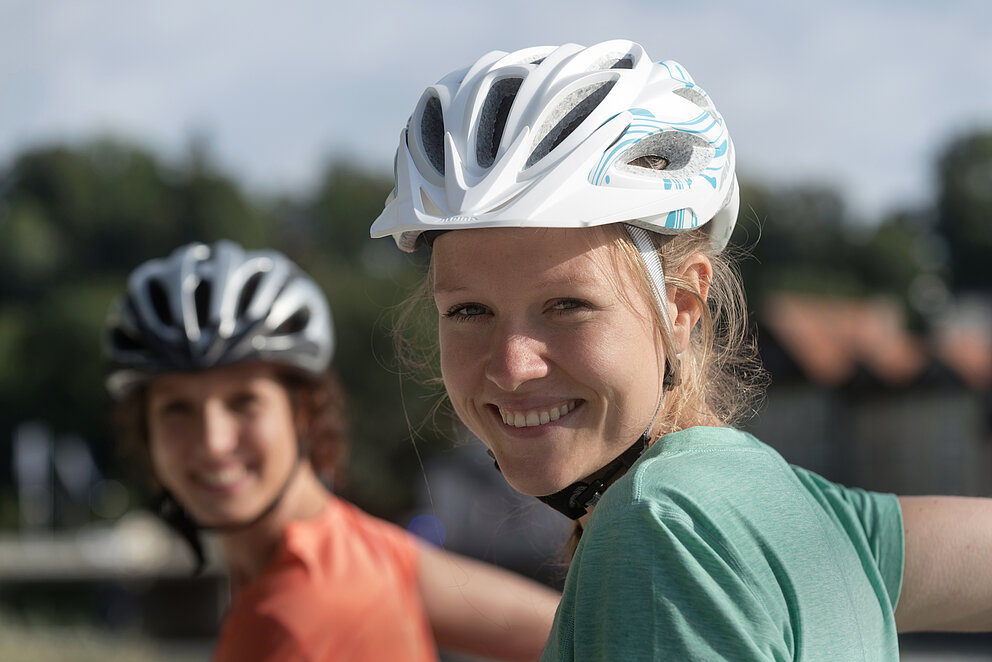 Portraits 2 Radlerinnen mit Helm