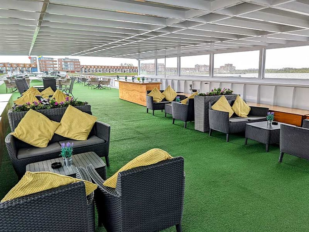 Loungemöbel auf Kunstrasenteppich am Oberdeck
