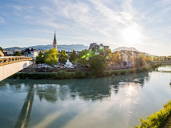 Brücke über die Drau mit Blick über Villach