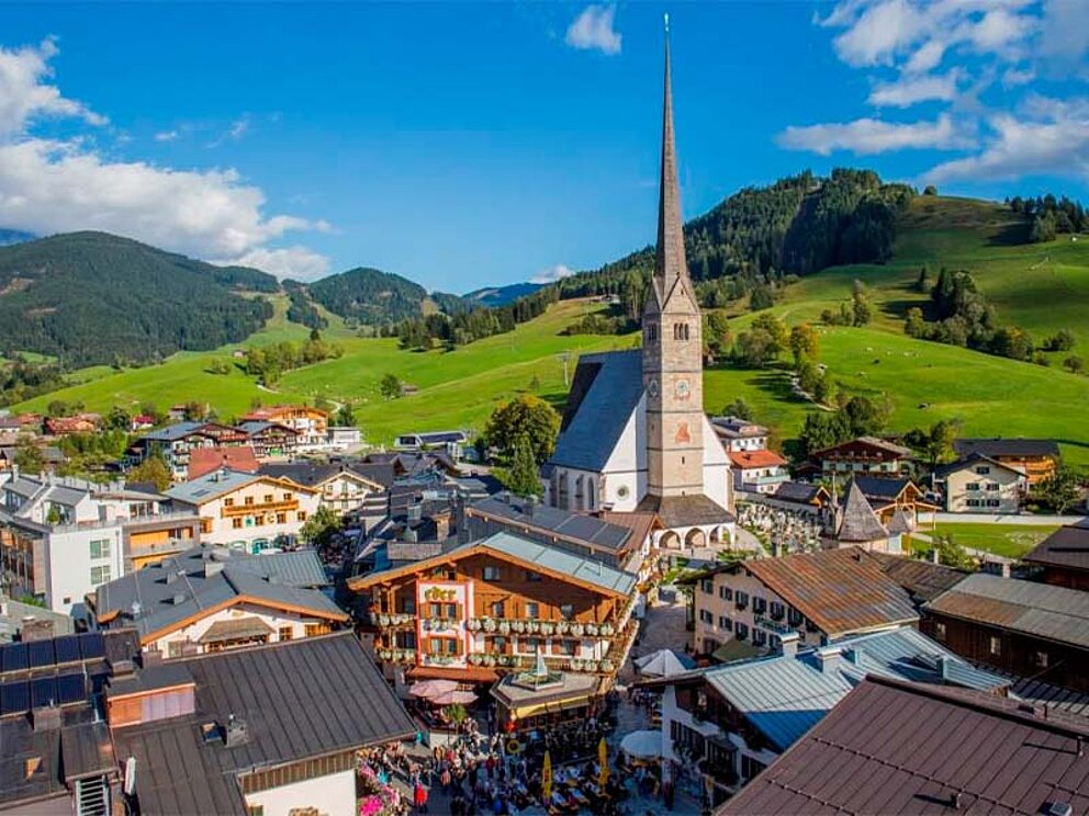 Ortansicht mit herausragender Kirche bei blauem Himmel