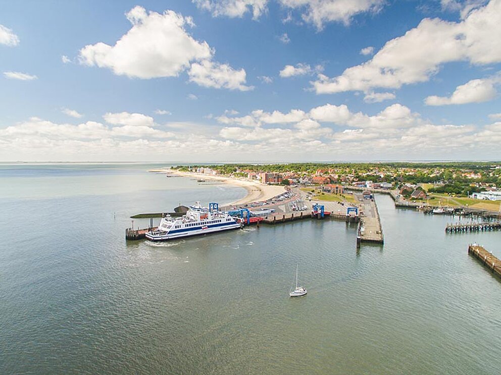 Hafen von Wyk von oben mit einer Fähre 