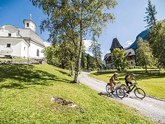 2 Radfahrer am Schotterweg bei Bad Gastein