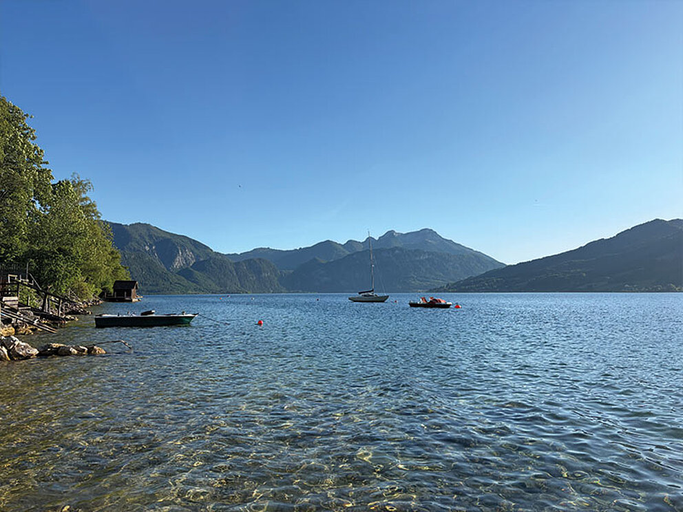 Blick auf den Attersee bei strahlend blauem Himmel