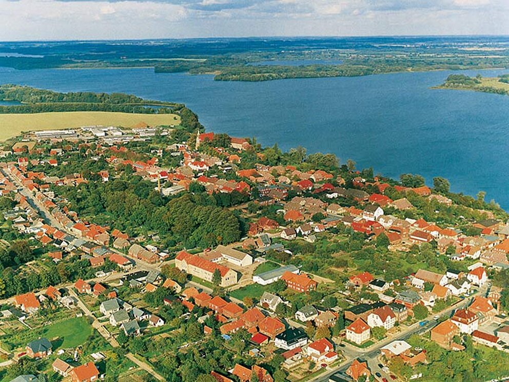 Die Kleinstadt Ribnitz-Damgarten am Bodden aus der Vogelperspektive