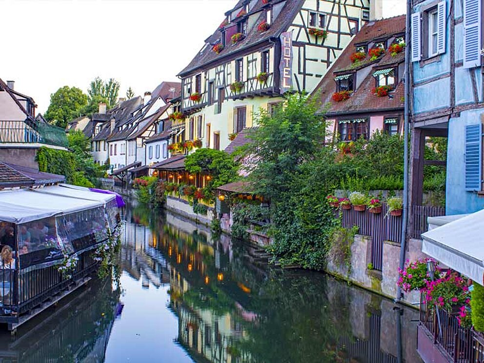 Fluss durch Colmar mit vielen landestypischen Häusern