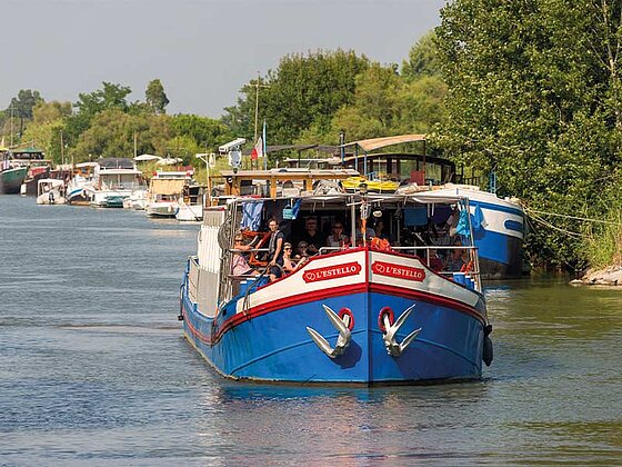 Schiffsansicht L'Estello von vorne in Fahrt auf einem Fluss in Frankreich