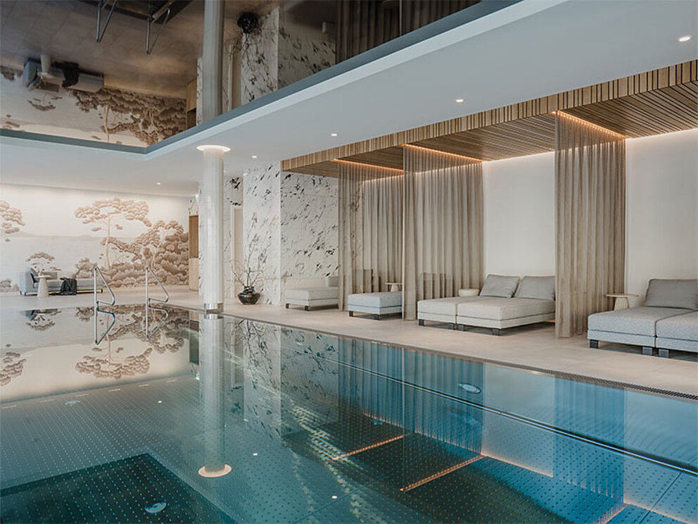 Wellnessbereich mit gemütlichen Spa-Liegen