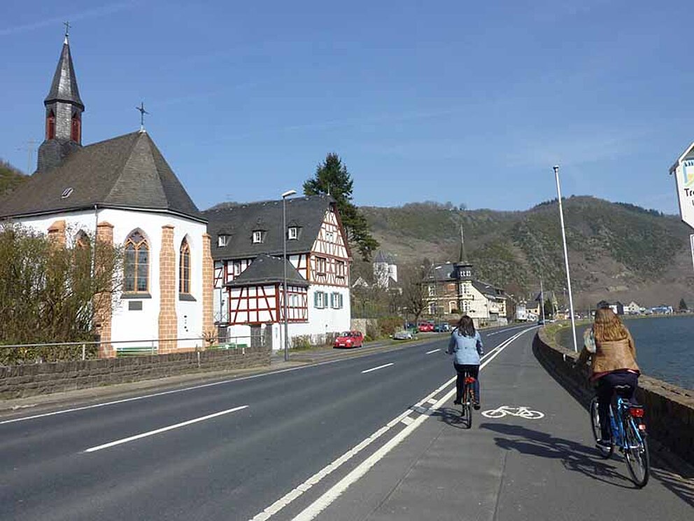 Radfahrer unterwegs am Moselradweg in Karden
