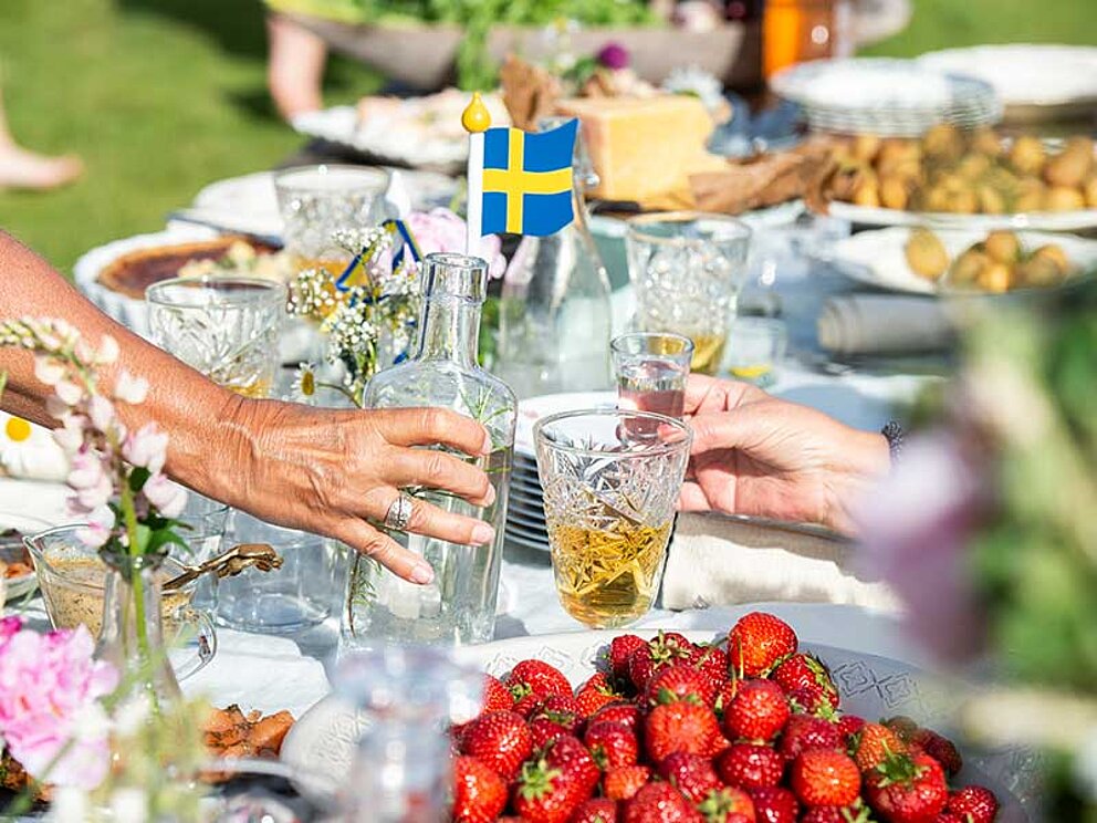 Ein reicher Picknicktisch mit schwedischen Köstlichkeiten