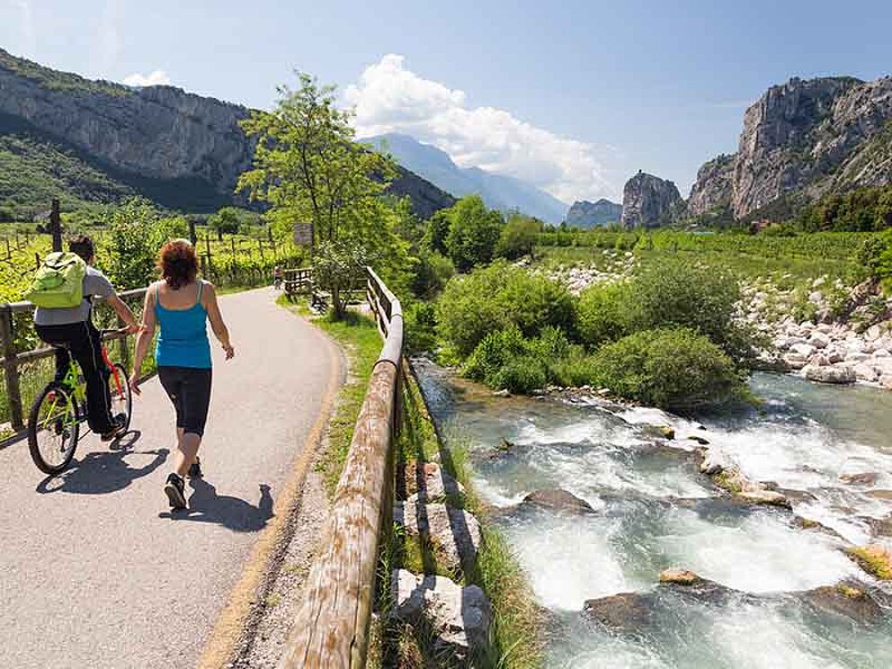 Radfahrer am Etschradweg am Gardasee