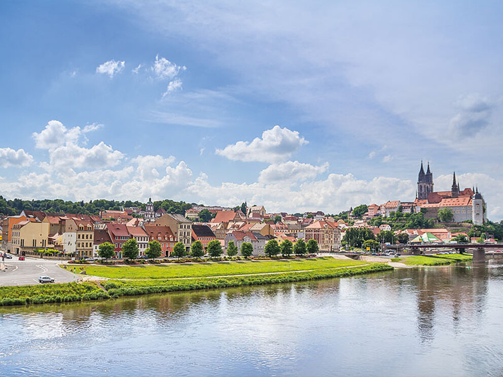 Blick auf Meißen mit der Albrechtsburg, im Vordergrund die Elbe.