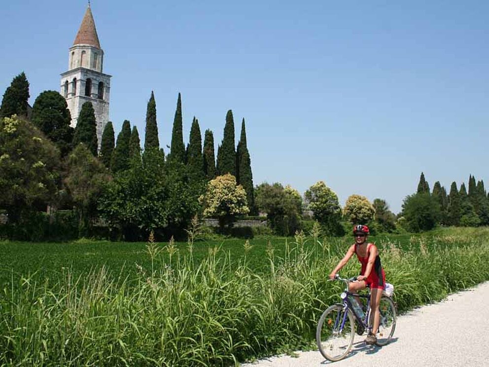 Radfahren bei Aquileia auf der Radtour Alpe-Adria
