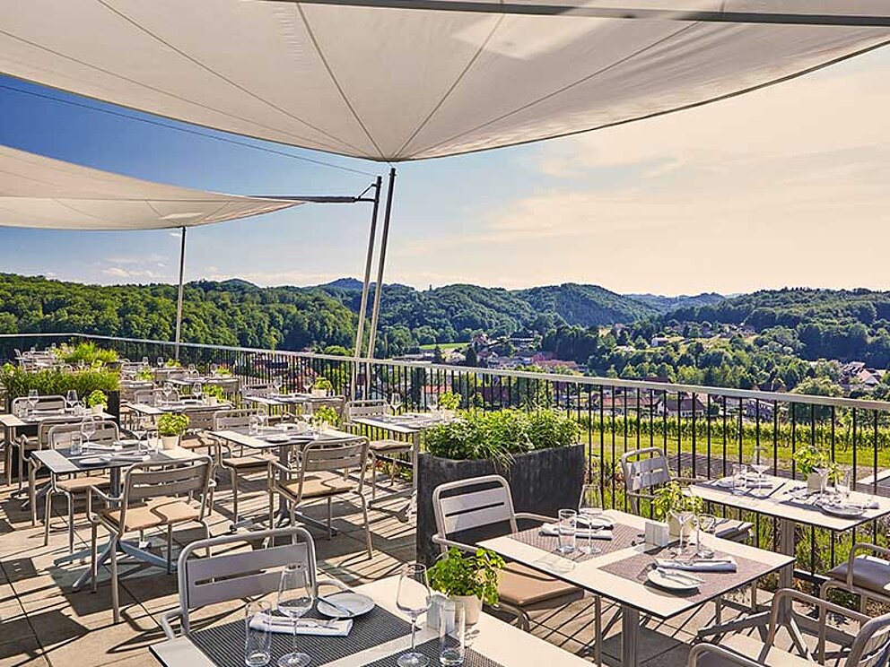 Restaurant-Terrasse mit Blick in die Weinberge der Südsteiermark