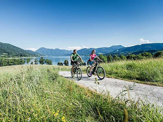 2 Radfahrer am Isarradweb beim Tegernsee
