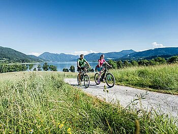 2 Radfahrer am Isarradweb beim Tegernsee