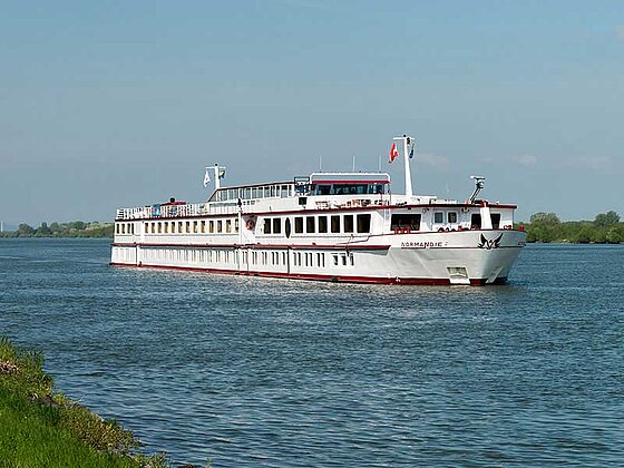 Die MS Normandie am Wasser