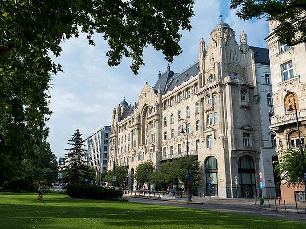 Blick von Park auf das Schloß Gresham in Budapest