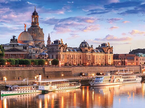 Skyline von Dresden mit Schiffen auf der Elbe im Vordergrund