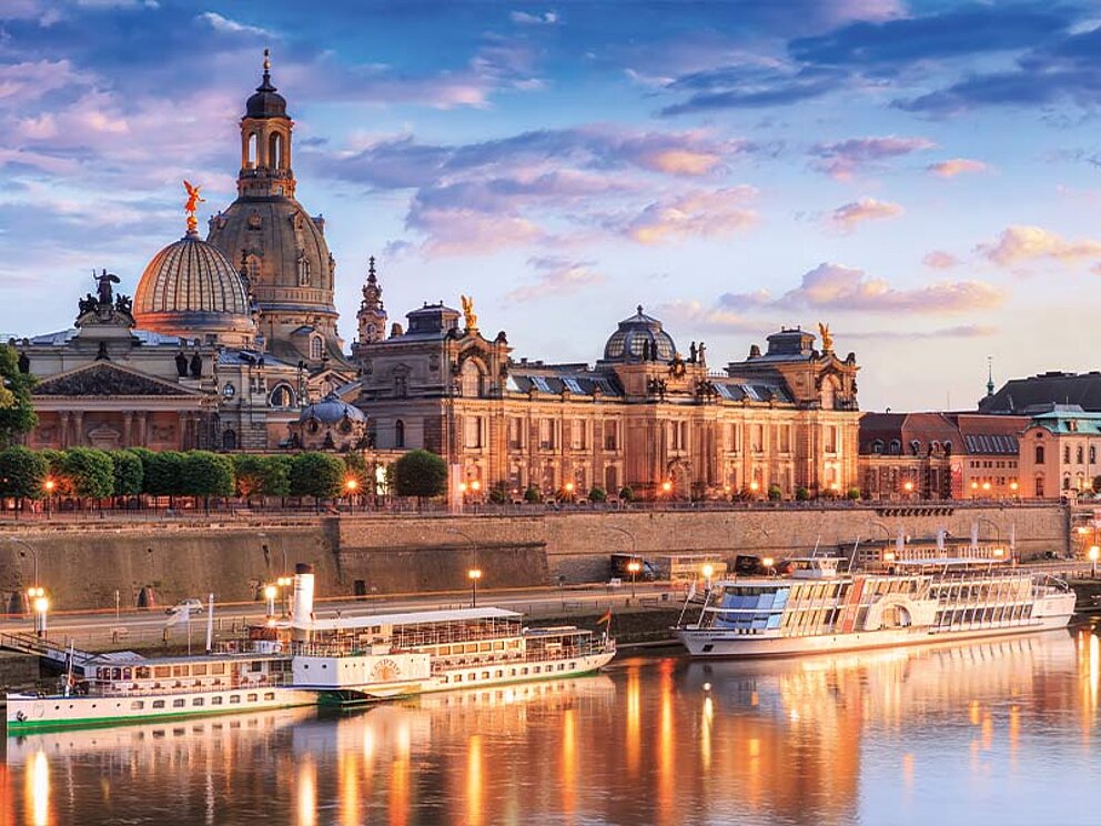 Skyline von Dresden mit Schiffen auf der Elbe im Vordergrund