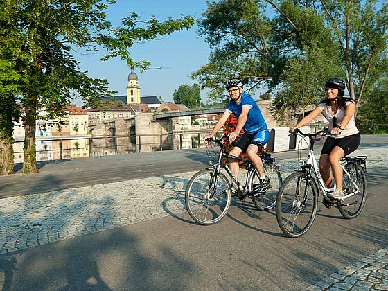 2 Radfahrer am Mainradweg