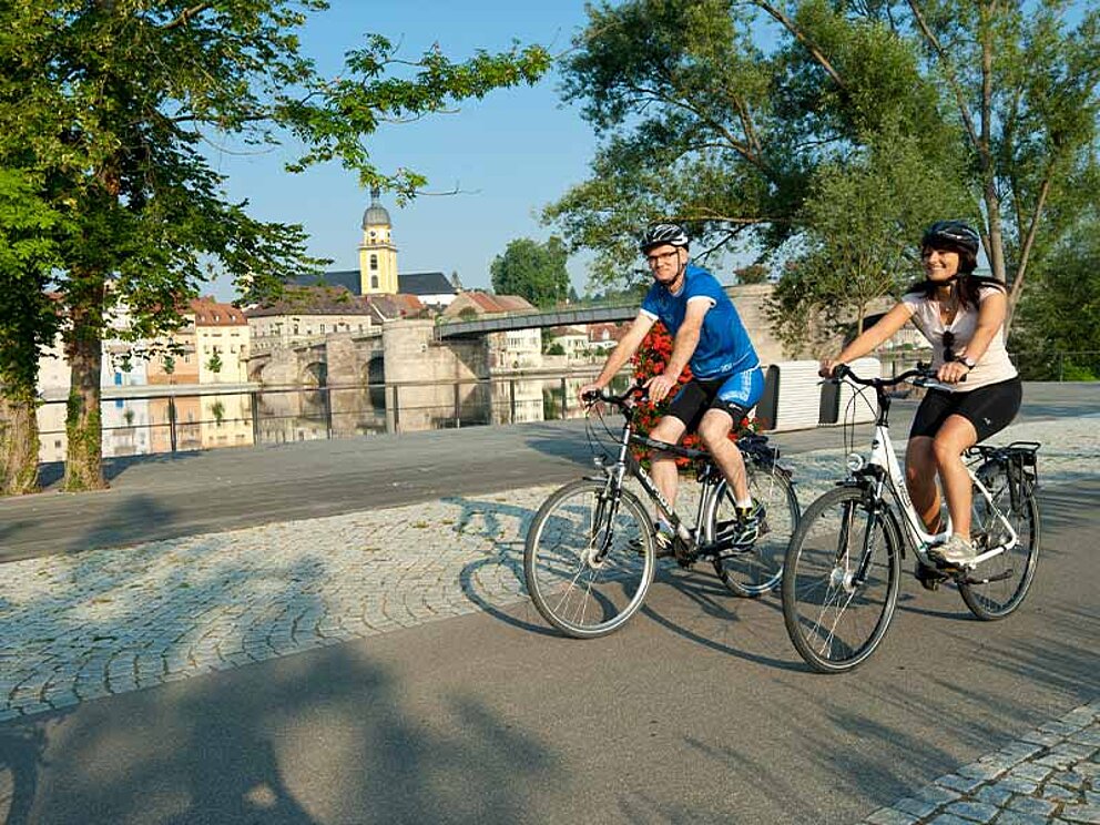 2 Radfahrer am Mainradweg