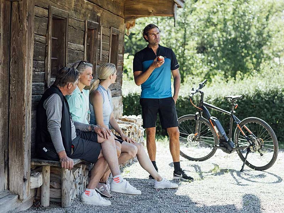 Radpause vor der Hütte im Salzkammergut