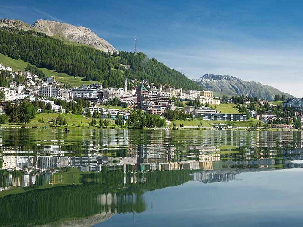toller Blick auf St. Moritz mit Inn und Bergwelt