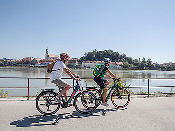 Zwei Radfahrer am Innufer gegenüber von Schärding