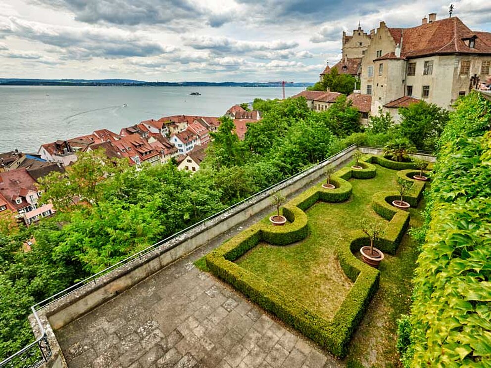 Die Meersburg thront über der gleichnamigen Stadt und blickt auf den Bodensee