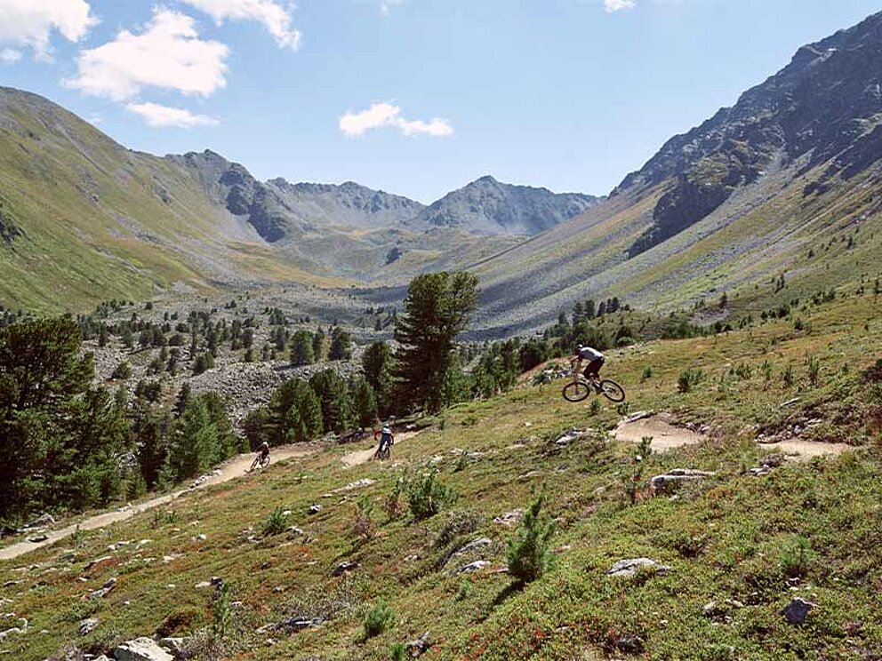 Berglandschaft mit Schotterwegen