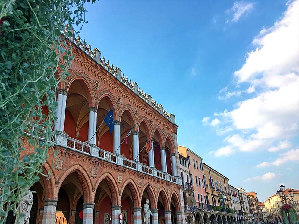 Außenansicht der Gebäude am Prato della valle in Padua