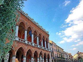 Außenansicht der Gebäude am Prato della valle in Padua