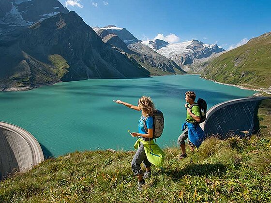 Wanderer am Stausee in Kaprun