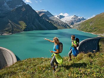 Wanderer am Stausee in Kaprun