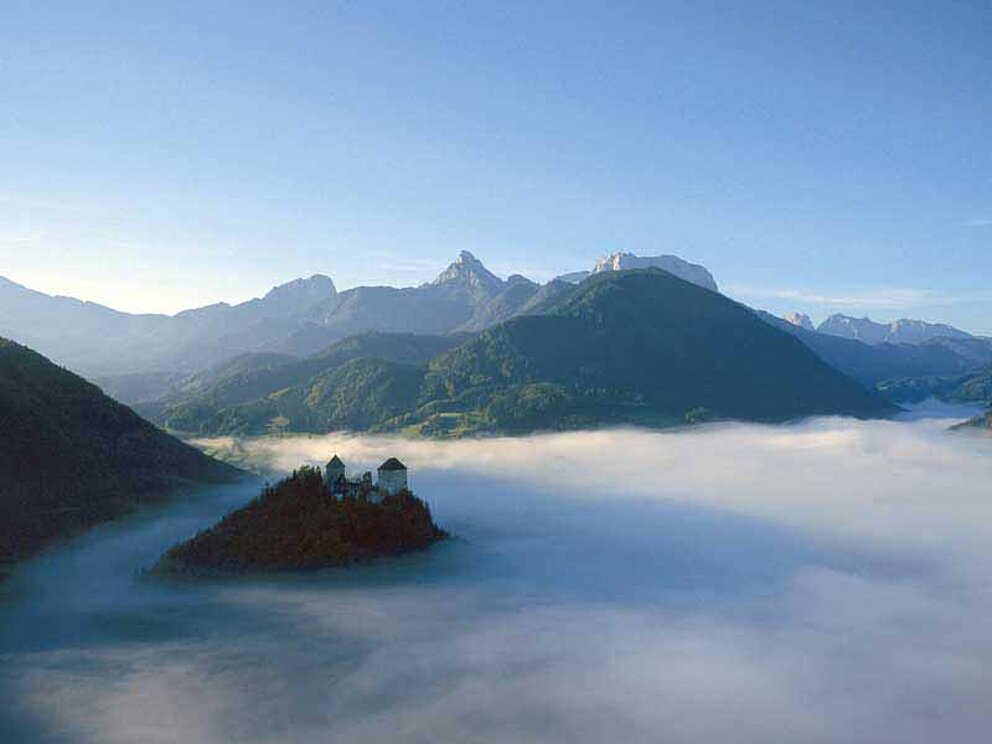 Burg Gallenstein erhebt sich aus dem Nebel