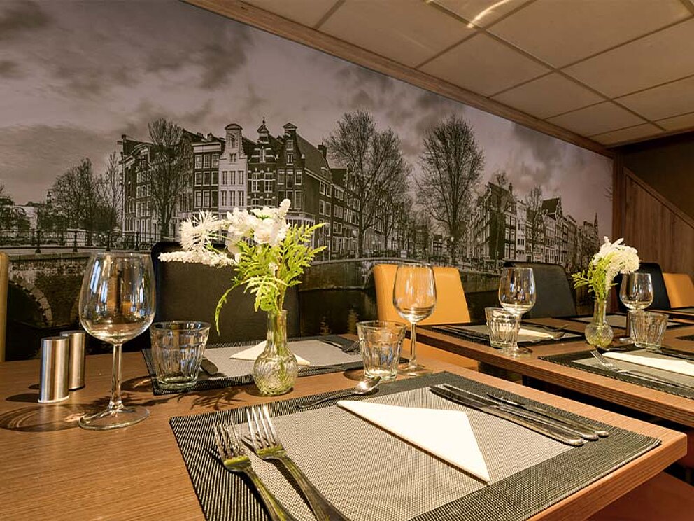 Gedeckter Tisch mit Blumenvase im Restaurant