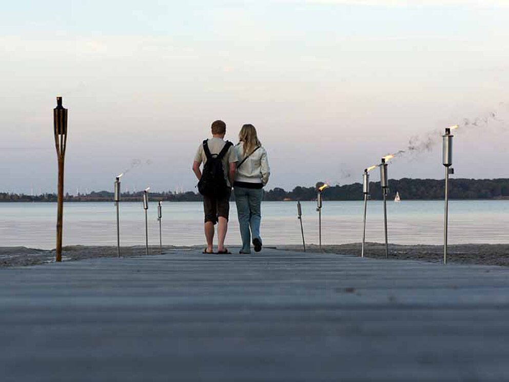 Pärchen am Steg beim Strandbad in Stralsund an der Ostsee