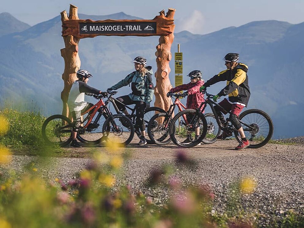 4 Biker vor dem Start des Maiskogeltrails