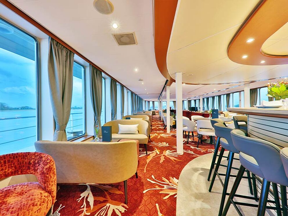 Lounge mit Bar und Lounge-Möbeln
