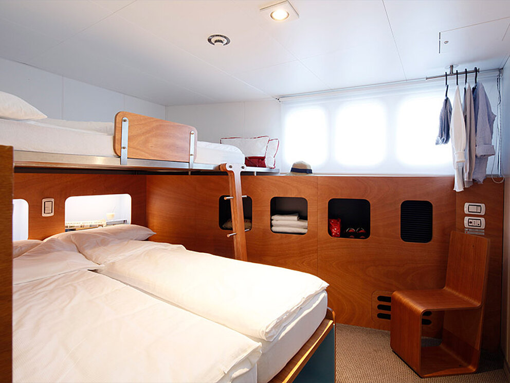 Doppelbett, darüber ein Hochbett, 2 kleine Fenster
