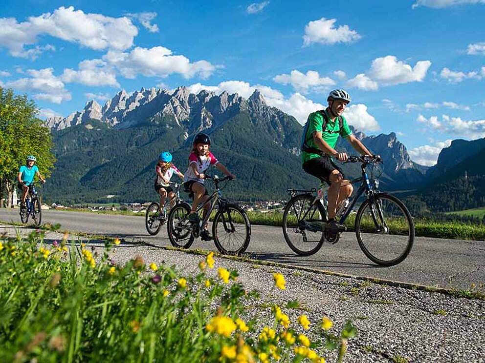 Familie beim Radfahren am Drauradweg bei Niederdorf