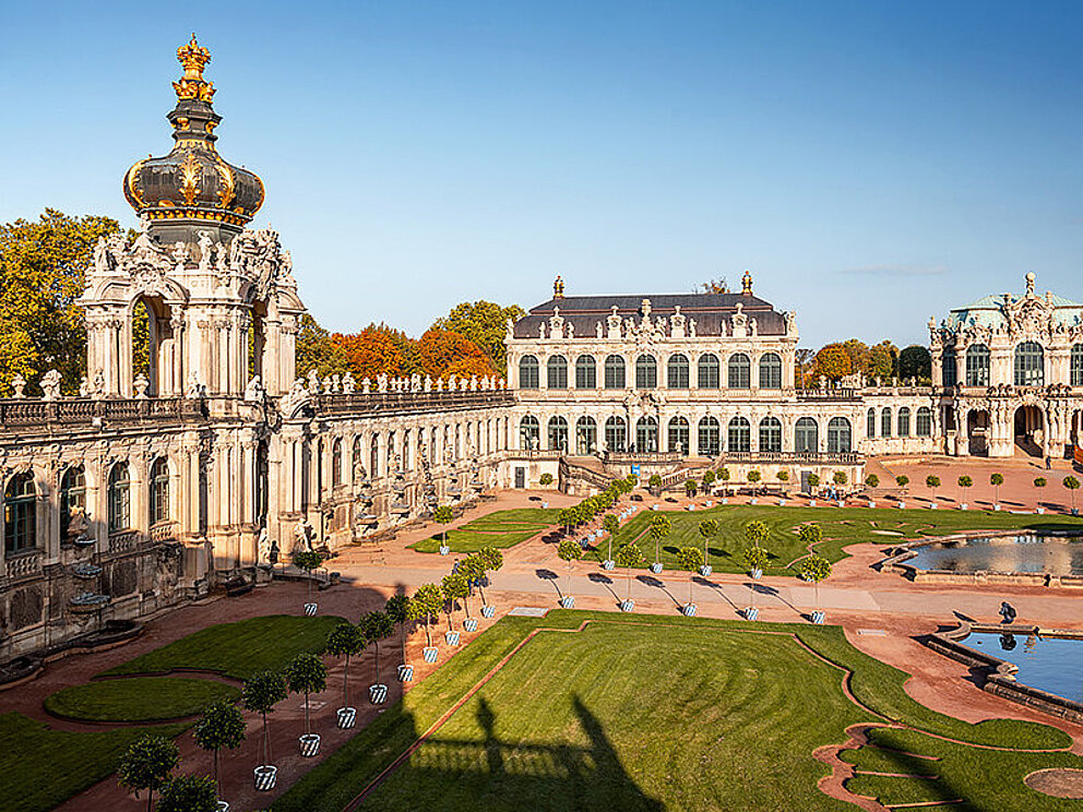 Blick auf den wunderschönen Park vor dem Dresdener Zwinger