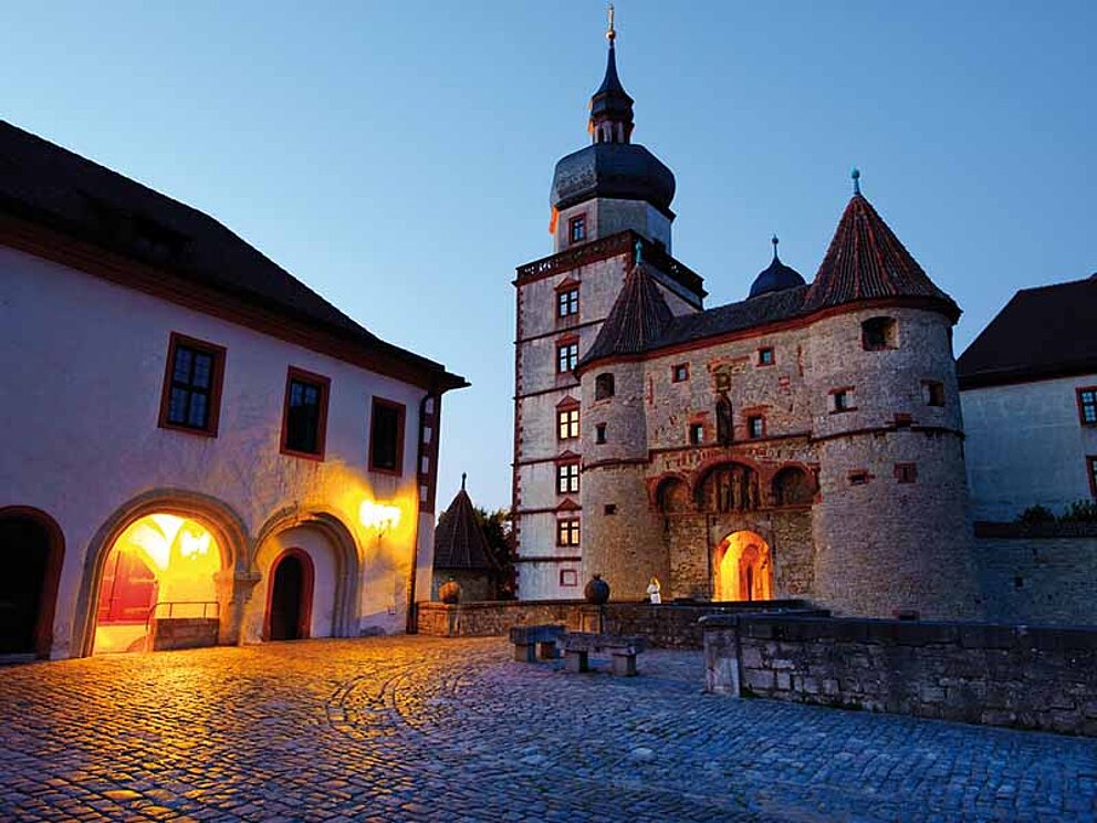 Festung Marienberg bei Nacht in Würzburg