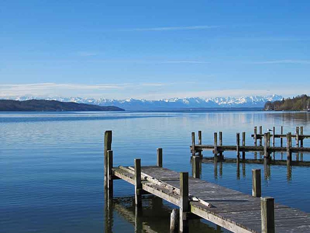 Blick von Stegen am Ufer der Münchner Seen in Deutschland