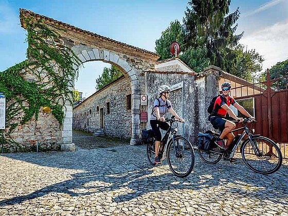 2 Radfahrer am gepflasterten Platz