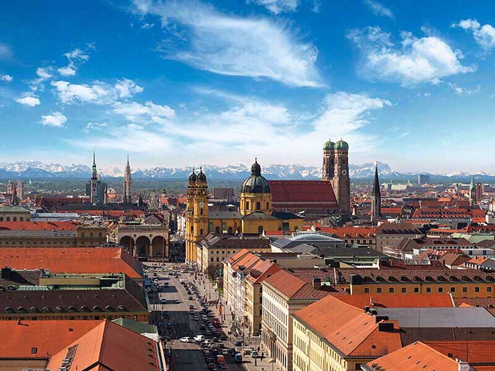 Blick über die Stadt München mit Alpenpanorama