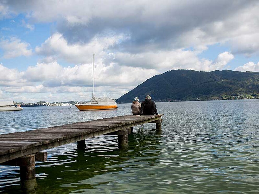 2 Personen am Holzsteg am Traunsee