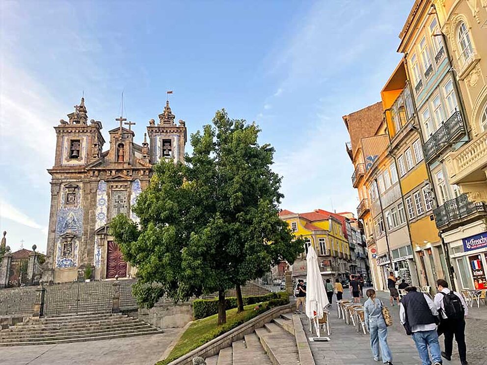 Kirche mit 2 Türmen, Innenstadthäuser