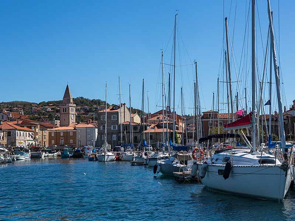 Anlegestelle in Triest mit blauem Meer