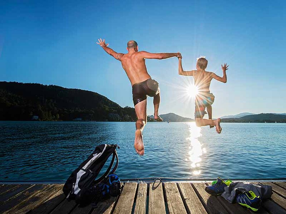 Sprung in den Wörthersee in Kärnten